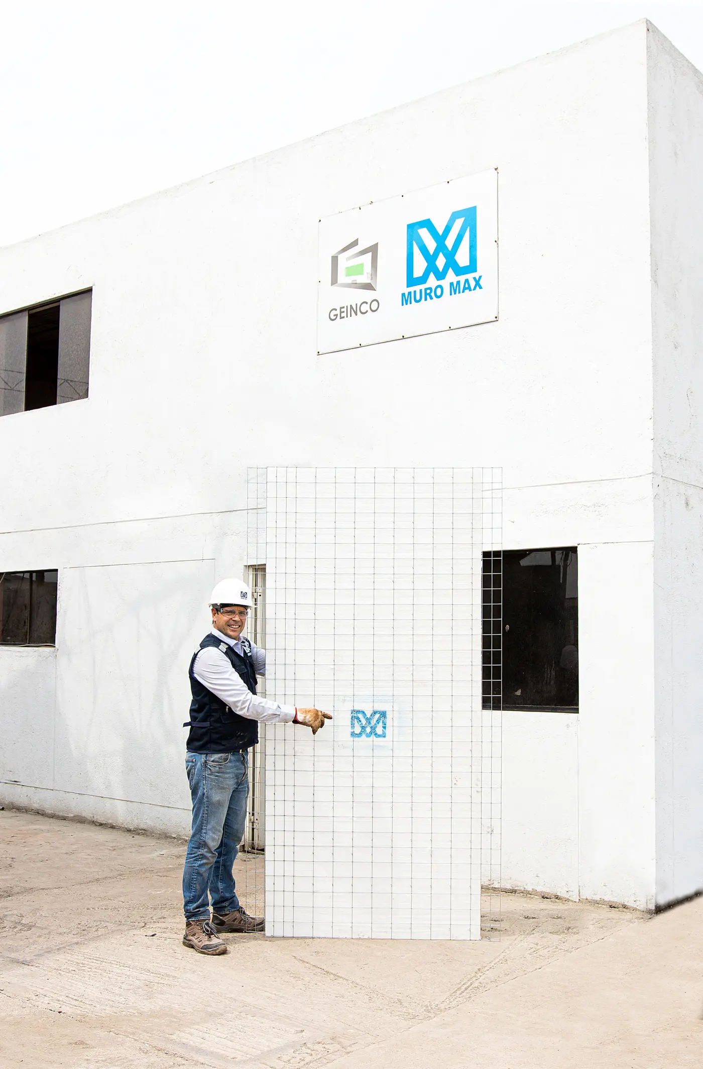 Vivienda construida con el sistema Muromax, con muros terminados listos para pintar.